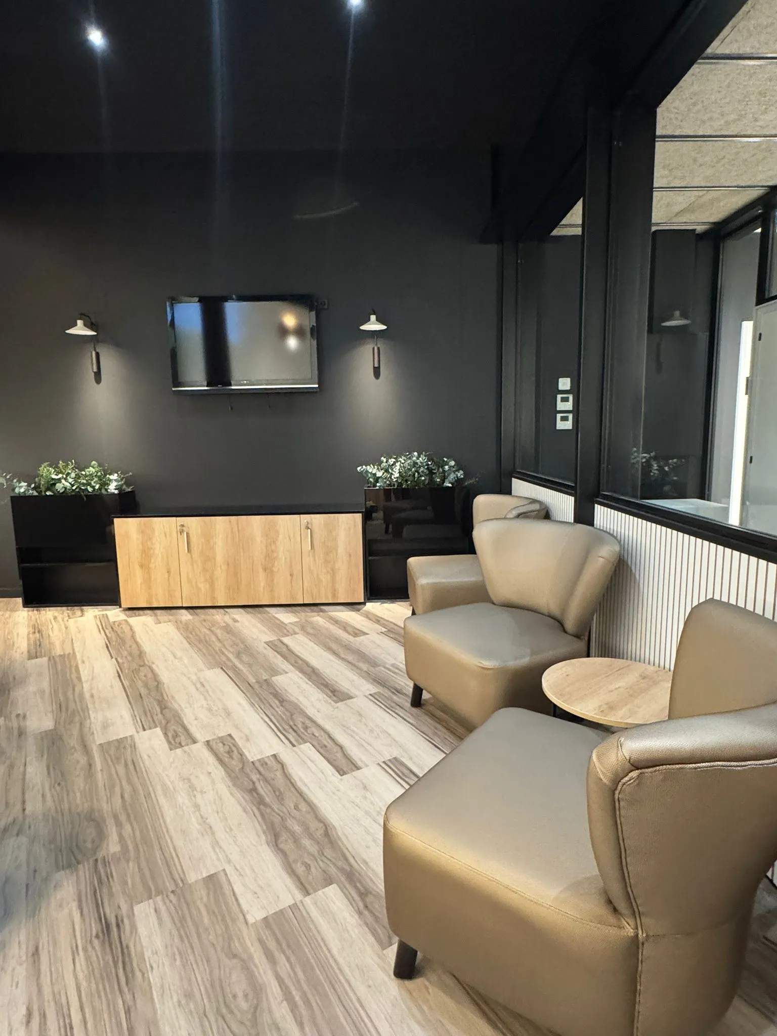 Sala lounge del club Sportcat Elite Performance amb sillones de pell beige.