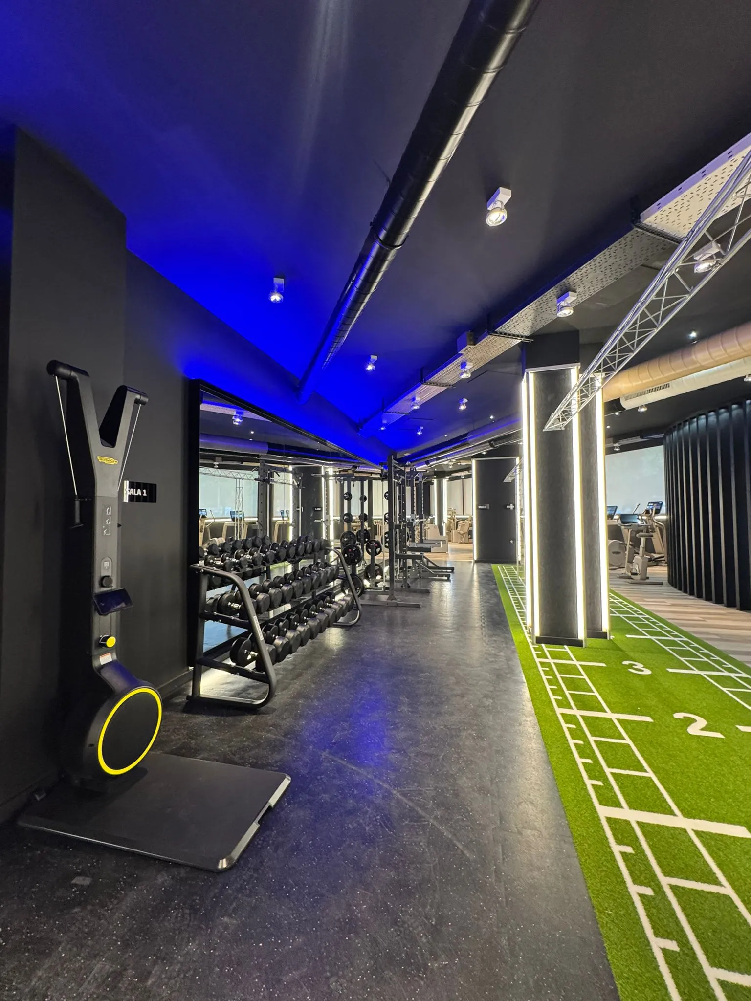 Vista panoràmica de la sala principal de Sportcat Elite Performance amb pista d'entrenament i il·luminació blava.