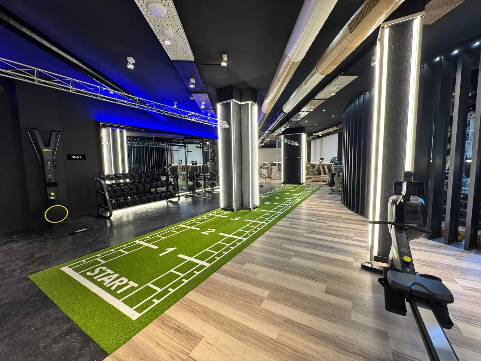 Vista panoràmica del nou espai d'entrenament del club Sportcat amb pista d'entrenament i racks Technogym.